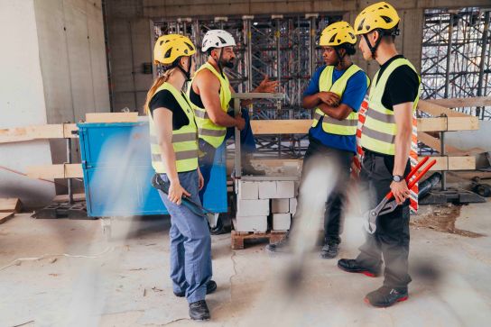 Eine Teambesprechung auf der Baustelle.