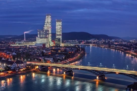 Basel Hochhäuser und Brücke