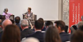 Moderatorin Sonja Hasler im Gespräch mit Bundesrätin Karin Keller-Sutter